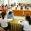 Phường Nguyễn Trãi (quận Hà Đông, Hà Nội) tổ chức chi trả tiền hỗ trợ theo NQ 68/NQ-CP cho 100 trường hợp được phê duyệt. (Ảnh: Hoàng Hiếu/TTXVN)