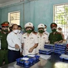 Chủ tịch nước Nguyễn Xuân Phúc thăm bếp ăn dành cho phạm nhân tại Trại giam Ngọc Lý. (Ảnh: Thống Nhất/TTXVN)