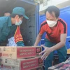Hỗ trợ thực phẩm thiết yếu cho những hộ nghèo ở Đà Nẵng. (Ảnh: Văn Dũng/TTXVN)