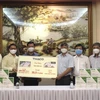 Lãnh đạo tỉnh Đồng Nai tiếp nhận bảng tượng trưng trao trang thiết bị y tế phục vụ chống dịch do Công ty cổ phần ôtô Trường Hải (THACO) ủng hộ. (Ảnh: TTXVN phát)