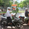 Lực lượng chức năng trên địa bàn thành phố Bạc Liêu (tỉnh Bạc Liêu) kiểm tra giấy đi đường của người tham gia giao thông. (Ảnh: Chanh Đa/TTXVN)