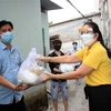 Trao tặng quà cho lao động nghèo, gặp khó khăn do ảnh hưởng dịch bệnh COVID-19 tại phường Hiệp Thành, quận 12, Thành phố Hồ Chí Minh. (Ảnh: Xuân Khu/TTXVN)