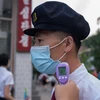 Đo thân nhiệt nhằm ngăn chặn sự lây lan của dịch COVID-19 tại Bình Nhưỡng, Triều Tiên. (Ảnh: AFP/TTXVN)