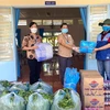 Các đơn vị chung tay hỗ trợ nông sản và đồ bảo hộ cho bếp ăn của Hội Liên hiệp Phụ nữ thành phố Vĩnh Long. (Ảnh: Lê Thúy Hằng/TTXVN)