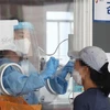 Nhân viên y tế lấy mẫu xét nghiệm COVID-19 cho người dân tại Seoul, Hàn Quốc, ngày 1/8/2021. (Ảnh: Yonhap/TTXVN)
