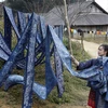 Một hộ dân ở xã Pà Cò, huyện Mai Châu, Hòa Bình phát triển nghề sản xuất vải thổ cẩm. (Ảnh: Trần Việt/TTXVN)