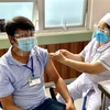 Tiêm vaccine đợt 5, mũi 2 cho cán bộ, viên chức các sở, ban, ngành tỉnh An Giang. (Ảnh: Thanh Sang/TTXVN)