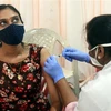 Nhân viên y tế tiêm vaccine phòng COVID-19 cho người dân tại Kochi, Ấn Độ, ngày 24/8/2021. (Ảnh: THX/TTXVN)