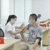 Nhân viên y tế tiêm vaccine Nanocovax phòng COVID-19 cho tình nguyện viên tham gia tiêm thử nghiệm đợt 3 tại Học viện Quân y. (Ảnh: Minh Quyết/TTXVN)