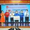 Trung ương Đoàn cùng các đơn vị trao tặng 81.400 túi quà an sinh trị giá 20 tỷ 350 triệu đồng cho Thành phố Hồ Chí Minh và tỉnh Đồng Nai qua hình thức trực tuyến. (Ảnh: Minh Đức/TTXVN)