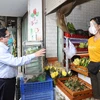 Thủ tướng Phạm Minh Chính kiểm tra đột xuất các cơ sở kinh doanh trên đường Nguyễn Tuân, quận Thanh Xuân. (Ảnh: Dương Giang/TTXVN)