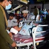 Chuyển người bị thương trong vụ đánh bom liều chết tại Sân bay quốc tế Kabul của Afghanistan, ngày 26/8/2021. (Ảnh: AFP/TTXVN)