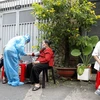 Các y bác sỹ bệnh viện Phú Nhuận thực hiện tiêm vaccine cho người trên 65 tuổi, người có bệnh nền tại Trung tâm y tế phường 11, quận Phú Nhuận, Thành phố Hồ Chí Minh. (Ảnh: Thanh Vũ/TTXVN)