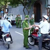 Lực lượng Công an Hà Nội kiểm tra giấy tờ của người tham gia giao thông tại chốt liên ngành tuyến phố Trần Quang Khải (quận Hoàn Kiếm). (Ảnh: Phạm Kiên/TTXVN)