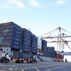 Hoạt động bốc xếp hàng hóa tại Cảng Container Quốc tế Hải Phòng. (Ảnh minh họa: TTXVN)
