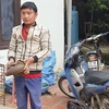 Đối tượng Đào Huy Thanh và cá thể tê tê bị lực lượng Công an bắt giữ. (Ảnh: TTXVN phát)
