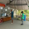 Người dân khai báo y tế tại Chốt kiểm dịch nút giao IC 12, cao tốc Nội Bài-Lào Cai. (Ảnh: Tuấn Anh/TTXVN)