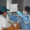 Nhân viên y tế lấy mẫu xét nghiệm COVID-19 cho người dân tại Seoul, Hàn Quốc. (Ảnh: Yonhap/TTXVN)