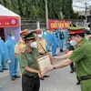 Thứ trưởng Lê Quốc Hùng trao bằng khen của Bộ trưởng Bộ Công an cho Đại tá Trần Tiến Đạt, Phó Giám đốc Công an tỉnh Đồng Nai. (Ảnh: TTXVN phát)