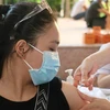 Tiêm vaccine cho người dân ở Quảng Ninh. (Ảnh: Thanh Vân/TTXVN)