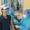 Tiêm vaccine Vero Cell tại điểm tiêm Trung tâm văn hóa phường Phú Lợi, thành phố Thủ Dầu Một, tỉnh Bình Dương. (Ảnh: Chí Tưởng/TTXVN)
