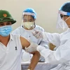 Tiêm vaccine cho người dân Hà Nội. (Ảnh: TTXVN)