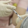 Tiêm vaccine Covivac cho tình nguyện viên. (Ảnh: Minh Quyết/TTXVN)