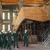 Trung tướng Ngô Minh Tiến cùng đoàn công tác kiểm tra xưởng đóng tàu gỗ tại Nhà máy X51. (Ảnh: Hồng Pha/TTXVN phát)