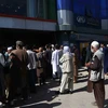 Người dân chờ rút tiền bên ngoài một ngân hàng ở Kabul, Afghanistan, ngày 15/9/2021. (Ảnh:THX/TTXVN)