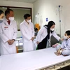 Phó Chủ tịch nước Võ Thị Ánh Xuân thăm hỏi, động viên và tặng quà Trung thu cho các bệnh nhi đang điều trị tại Viện Huyết học-Truyền máu Trung ương. (Ảnh: Phạm Kiên/TTXVN)