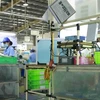 Công nhân làm việc trong một nhà máy ở Vĩnh Phúc. (Ảnh: Quỳnh Hoa/TTXVN)