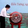 Nguyên Chủ tịch nước Trương Tấn Sang đánh trống khai giảng năm học mới tại Trường THPT Thiên Hộ Dương. (Ảnh: Đức Hạnh/TTXVN)