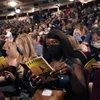 Khán giả chờ theo dõi vở nhạc kịch "Hamilton" tại sân khấu Broadway ở New York, Mỹ ngày 14/9/2021. Ảnh: AFP/TTXVN