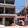 Công trình nhà ở của người dân tại quận Thanh Khê vẫn chờ đợi công nhân đến tiếp tục thi công. (Ảnh: Trần Lê Lâm/TTXVN)