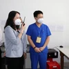 Phó Chủ tịch nước Võ Thị Ánh Xuân thăm và động viên y, bác sỹ làm nhiệm vụ tại Bệnh viện Dã chiến số 2 của tỉnh Tiền Giang. (Ảnh: Hữu Chí/TTXVN)