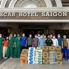 Đoàn y bác sỹ nhận quà, hàng hỗ trợ của đồng hương Thanh Hóa tại Thành phố Hồ Chí Minh. (Ảnh: TTXVN phát)