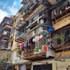 Nhiều dãy nhà ở chung cư cũ 60 Thổ Quan đã xuống cấp nghiêm trọng. (Nguồn: Vietnam+)