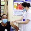 Tiêm vaccine phòng COVID-19 cho người dân các xã, phường biên giới thành phố Móng Cái. (Ảnh: TTXVN phát)
