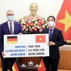 Thứ trưởng Ngoại giao Tô Anh Dũng tiếp nhận tượng trưng 2,6 triệu liều vaccine AstraZeneca từ Đại sứ Đức tại Việt Nam Guido Hildner. (Ảnh: Lâm Khánh/TTXVN)