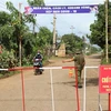 Một chốt tại huyện Cư Kuin kiểm soát chặt chẽ người ra vào để phòng, chống dịch. (Ảnh: Tuấn Anh/TTXVN)