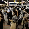 Người dân đeo khẩu trang phòng dịch COVID-19 tại Tokyo, Nhật Bản. (Ảnh: AFP/TTXVN)
