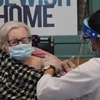 Nhân viên y tế tiêm vaccine phòng COVID-19 của hãng Pfizer cho người cao tuổi. (Ảnh: AFP/TTXVN)