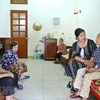 Chăm sóc người già cô đơn tại Trung tâm Công tác xã hội tỉnh Hòa Bình. (Ảnh: Minh Quyết/TTXVN)