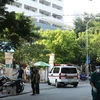 Phong tỏa tạm thời khu D của Bệnh viện Việt Đức. (Ảnh: Minh Quyết/TTXVN)