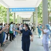 Các y, bác sỹ vẫy chào tiễn đoàn công tác lên đường tiếp viện Thành phố Hồ Chí Minh phòng, chống dịch. (Ảnh: Văn Dũng/TTXVN)