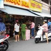 Một cửa hàng tạp hóa tại khu vực chợ Thủ Dầu Một, tỉnh Bình Dương thu hút đông người dân đến mua sắm. (Ảnh: Chí Tưởng/TTXVN)