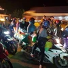 Lực lượng chức năng tỉnh Ninh Bình hỗ trợ công dân đi xe môtô qua địa bàn. (Ảnh: Đức Phương/TTXVN)