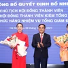 Chủ tịch Hội đồng thành viên EVN Dương Quang Thành trao quyết định bổ nhiệm cho bà Đỗ Nguyệt Ánh và ông Nguyễn Đức Thiện. (Nguồn: EVN)