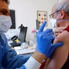 Tiêm vaccine COVID-19 cho người cao tuổi tại Berlin, Đức. (Ảnh: Reuters)