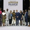 Tổng thống Pháp với các thành viên của xã hội dân sự châu Phi. (Nguồn: BBC)